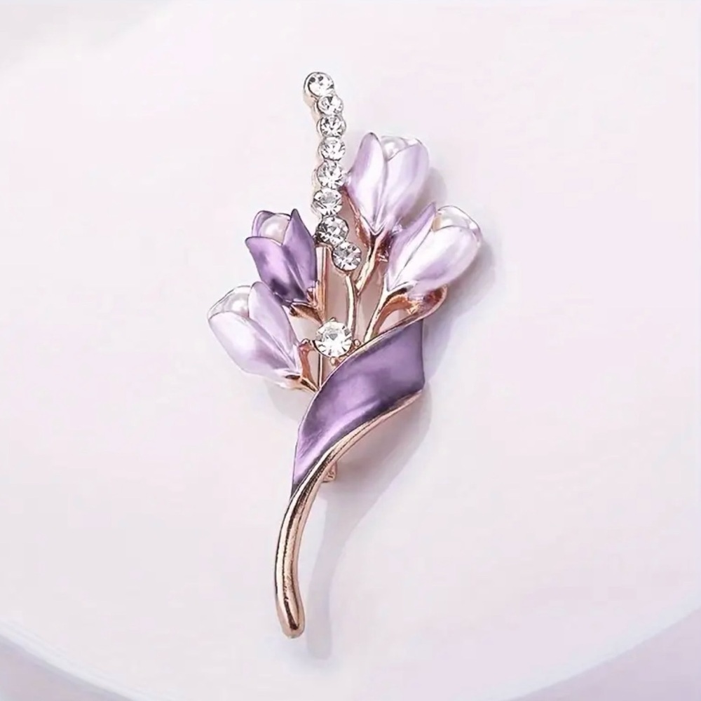 NWOT - Elegant Floral Rhinestone Brooch